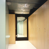 全身鏡が嬉しいロッカールーム