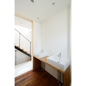 二つ洗面ボウルを配置した洗面所