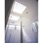 トップライトのある明るい浴室