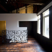 吹き抜け周辺の手摺りにアイアン材を利用したフルリノベーション