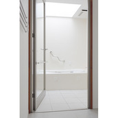 白を基調とした明るい浴室