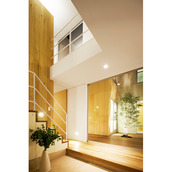 中庭の灯りと間接照明が温かく家主を迎える玄関スペース