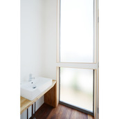 サイドの窓からの光で明るい洗面所