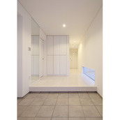 白を基調とした玄関