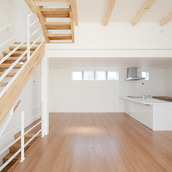 無垢材のオープン階段