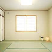 天袋つきの押し入れ収納を備えた和室