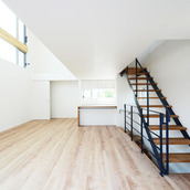 ハイサイドライトからの自然光が明るいリビング