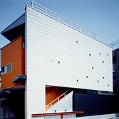 特徴的な窓を持つ外観