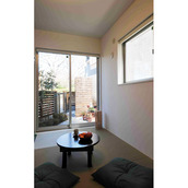 お籠り時間を愉しむ坪庭に面した和室