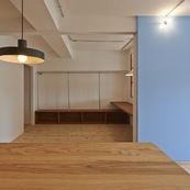 大きなダイニングテーブルが中心の家