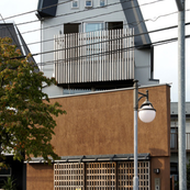 狭小3階建てロフト付4層構造の家