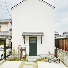 三角屋根と中庭の家