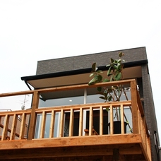 高い台にあるバリ風な家