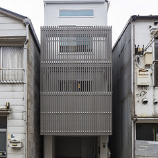シンプルで長屋の佇まいをもつ狭小住宅