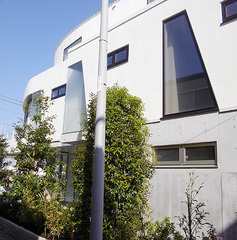 不規則な窓が多数並ぶ外観