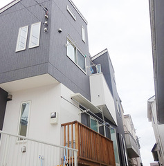 表からと全く違う表情の外観