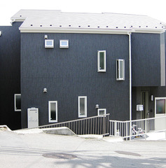 プライバシーに配慮した窓が並ぶ外観