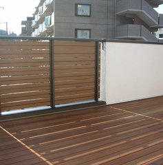 ウッドデッキの開放的なテラス