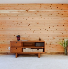 一面のみ杉板張りのリビング壁