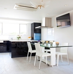 フルオーダーの上品なキッチン