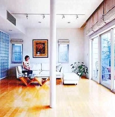 草木を眺めるリビング