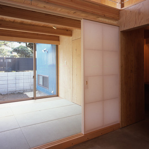 天井高にゆとりを持たせた、無垢材のよさを存分にアピールしたダイニング