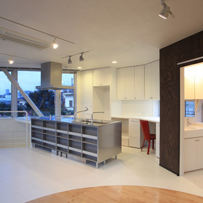 白い空間に階段のナチュラルな木目の踏み板が柔らかい印象をうみだす