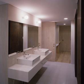 リビングは塗装されて白くシンプルな壁にアクセントの照明器具