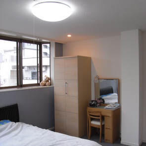 建具や家具は木の質感や色目を揃えて全体に統一感を