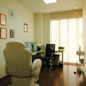 壁一面造り付けの収納棚