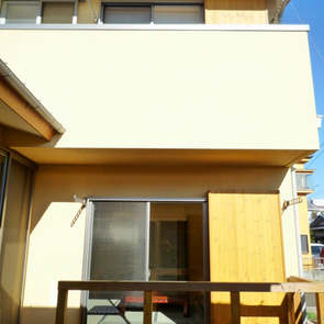 中庭から朝日が差し込みます