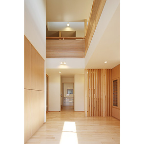 建物高さを並木の高さに合わせた外観