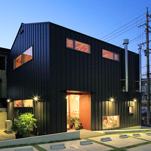 ガラスの浴室と隣接して空間に広がりのある寝室