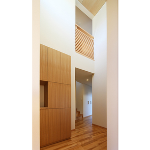 玄関ホール上の光床から入る自然光