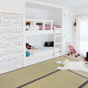 スイングアップ扉で家電を使用する時開けたままでも邪魔にならず便利