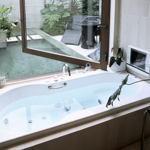 夜にはハイサイド窓から暖かな明かりがもれる外観