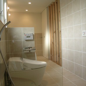 扉の奥はゆったりできる畳スペース