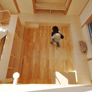 ルーバーと片持ち階段が印象的な外観