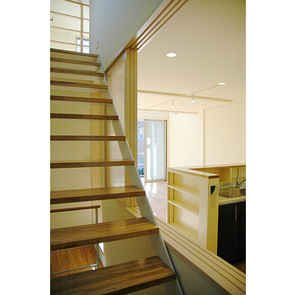 階段ホールから見るLDK