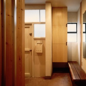 木製のベンチもある広い玄関スペース