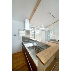 ニッチと照明を兼ねたデザインが魅力的なシンプルな玄関ホール