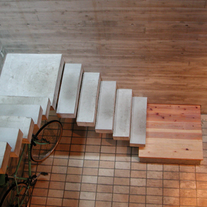 コンクリート片持ちのシンプルな階段デザイン