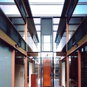 デッキテラスは透明なポリカーボネートの屋根で半屋外空間