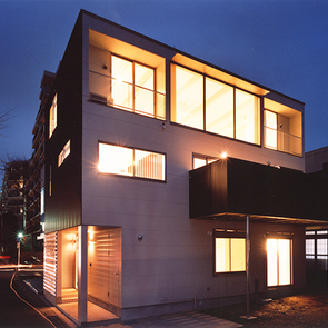 周囲に一際明るく輝く夕景外観