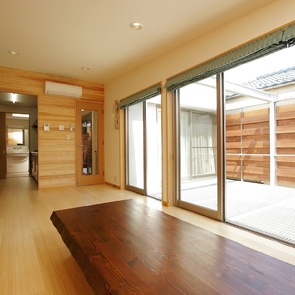 中庭からリビング方向を見る