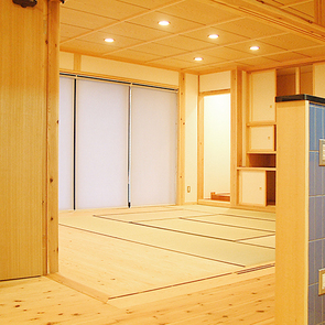 モダンな掘り炬燵のあるリビング