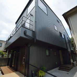 黒を基調にシャープで飽きのこない外観