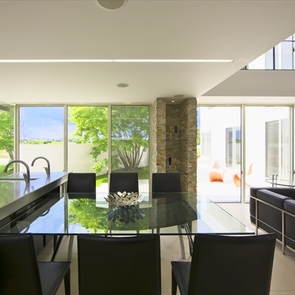 琉球畳と木枠を生かした、和洋折衷の和室