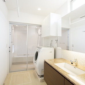 ガラス窓で奥行きを感じる浴室