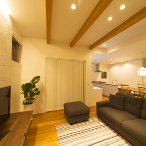 吹抜けと連続する庭